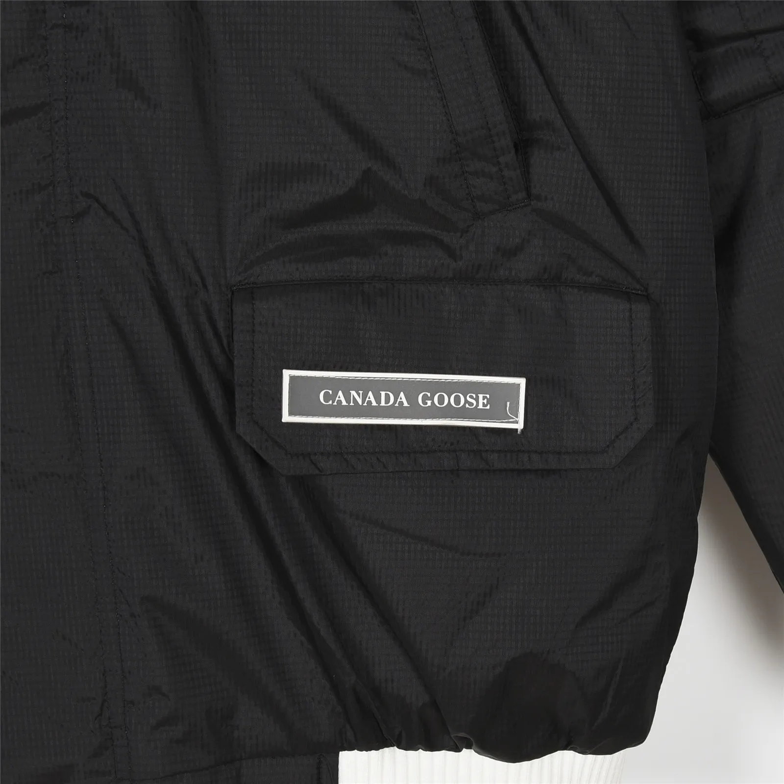 P860 Big Goose 01 Glacial White Label Down Jacket Canada Goose Canada Goose FW21 Chilliwack Series Glacial Haze White Label 01 Pilot Solid Color Hooded Down Jacket Down Jacket Winter Unisex Description: The Chilliwack bomber jacket was originally designed for pilots in uninhabited areas in northern Canada. It is durable, warm and easy to move, which can meet the needs of pilots working in the Arctic waterways. Chilliwack's iconic style remains popular and is a popular jacket from Canada Goose. The Northern Lights capsule collection is reimagined in rich hues inspired by the stunning colors of Canada's north. The Glacial Haze capsule series is improved with an eye-catching and layered color series, giving people the feeling of being caught in the mist around icebergs and glaciers. Material list: 1⃣ Original custom-made double plain 9500-100% nylon nylon fabric 2⃣ Original YKK zipper, not a sub-factory product 3⃣ National standard 80% widely inspected white duck down, (ZP uses 80% white duck down/everything that boasts 90% is fake) Material analysis characteristics: 1⃣ Original factory/9500-100% nylon100% nylon Lurex yarn is actually 100% nylon. Nowadays, there are few pure ones. Most of them are mixed with cotton or polyester. Our top-quality original version is developed in accordance with ZP and uses the same material. 2⃣ As we all know, the original version uses 80% white duck down. The fill power refers to the cubic inches of volume occupied by each ounce (30 grams) of down under certain conditions. If one ounce of down occupies 500 cubic inches, the fill power of the down is 500. So we can simply understand it as: fill power is the volume of down, and the volume of down is fill power. The higher the fill power of down, it means that under the same filling amount, down can fix a larger volume of air layer to keep warm and insulate, so the warmth retention of down is better. Summary: Note: In order to maximize profits during the production process, some businesses add toxic waste silk, 50 velvet, hand-feel velvet, etc. to clothes! But on the outside of the clothes, good fabrics are used. It is said to be 90% white duck down at purchasing agent level, or even more exaggeratedly said to be 90% white goose down, to fool the layman! (You can consult the official Big Goose. All authentic styles are made of white duck down.) I will also teach you a more practical trick: buy an authentic product from Tmall, and at the same time buy a piece of clothing from a merchant you trust, and come back to compare the details. (Tmall offers 7-day no-reason returns and S+ offers 15-day no-reason returns without affecting secondary sales.) ⚠️ Remember, you get what you pay for! Don't be greedy for small gains, or you will suffer big losses! Every customer is welcome to ask questions and we will continue to improve product quality and service! Product color: black, white, dawn blue, mood blue Size: S, M, L, XL, XXL